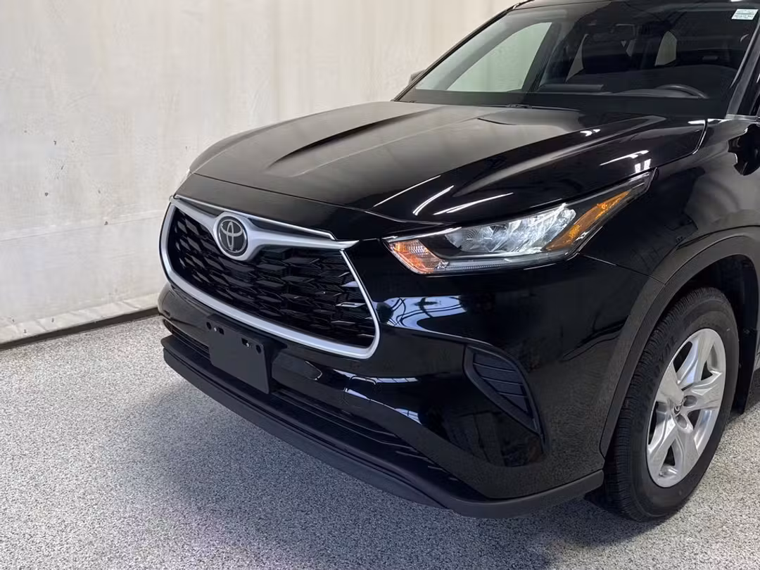 2022 Toyota Highlander LE - Image 3