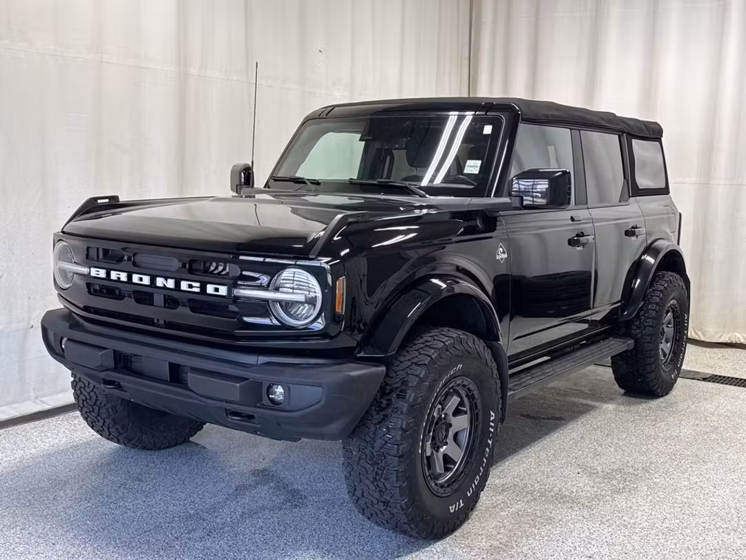 2022 Ford Bronco Outer Banks - Image 2
