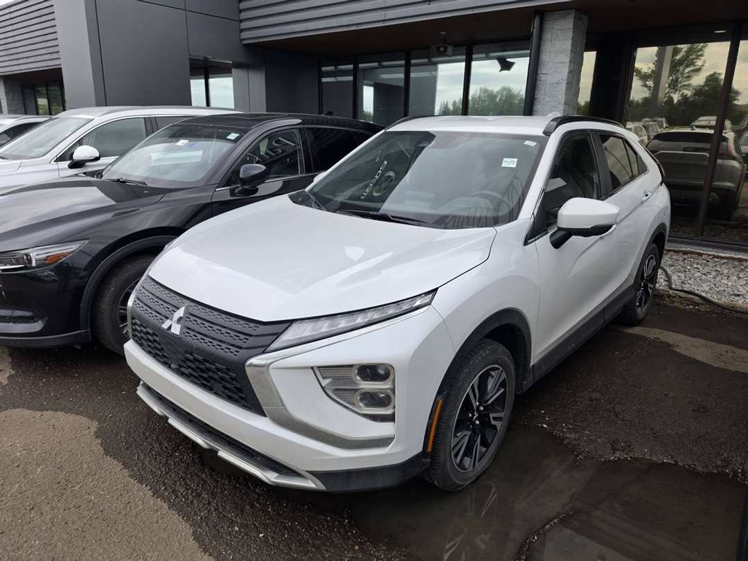 2023 Mitsubishi Eclipse Cross LE - Image 2
