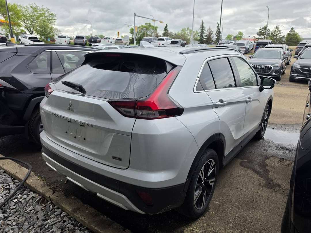 2023 Mitsubishi Eclipse Cross LE - Image 3