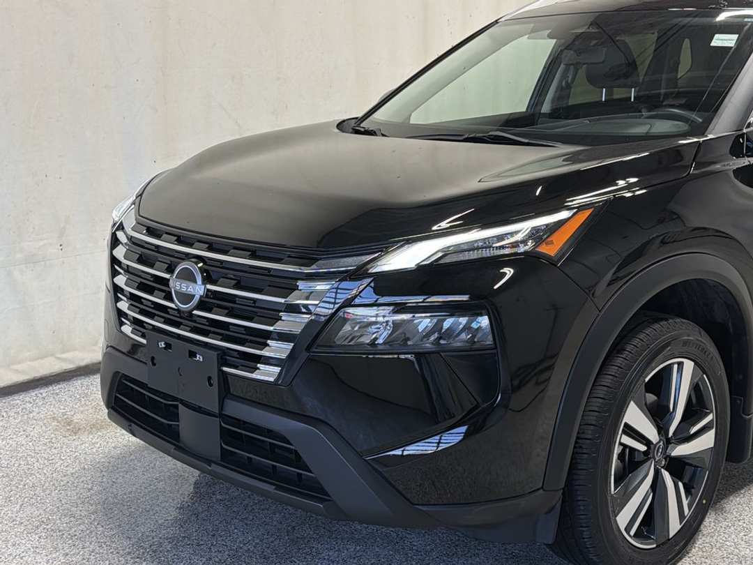 2024 Nissan Rogue SV Moonroof - Image 3