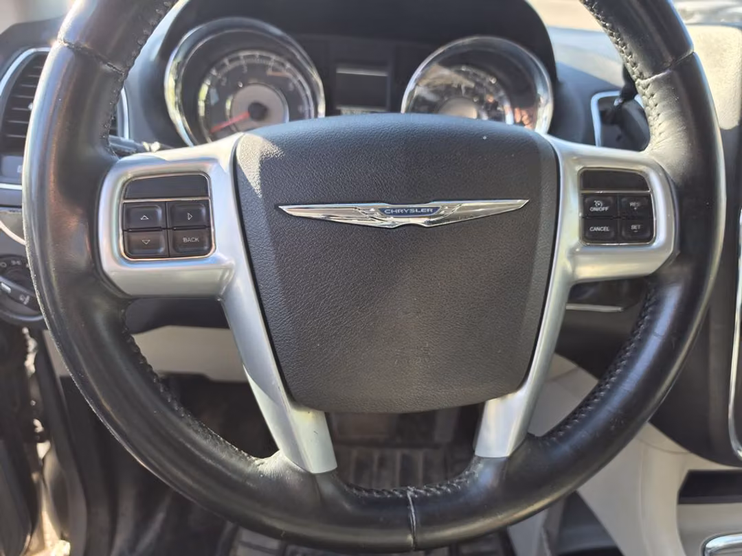 2013 Chrysler Town & Country TOUR - Image 3