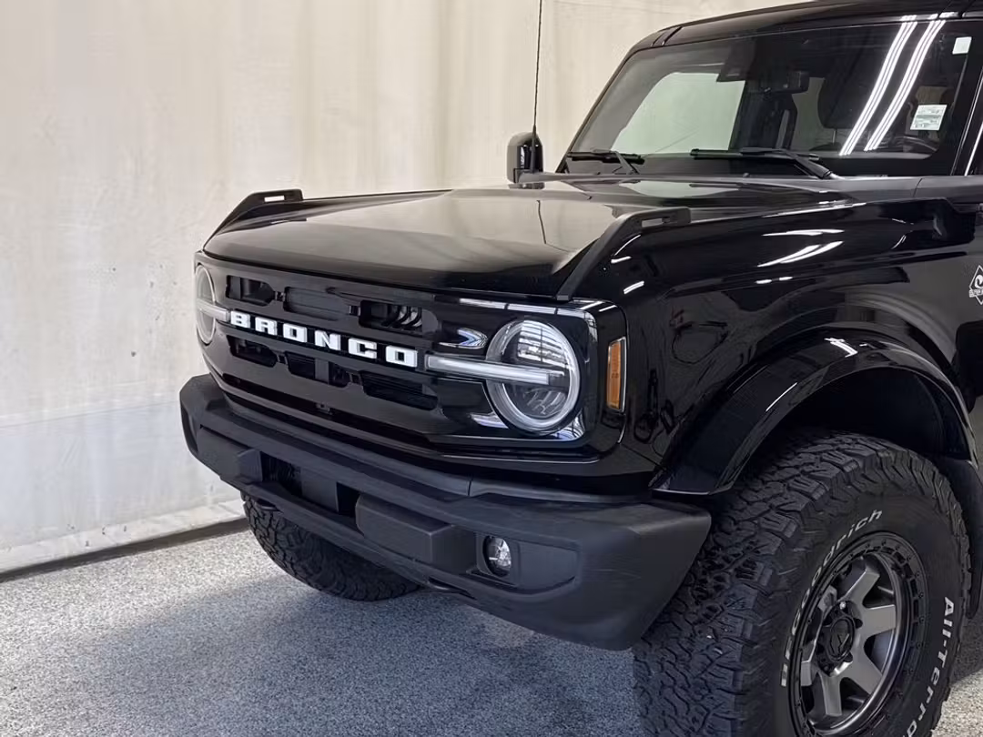 2022 Ford Bronco Outer Banks - Image 3
