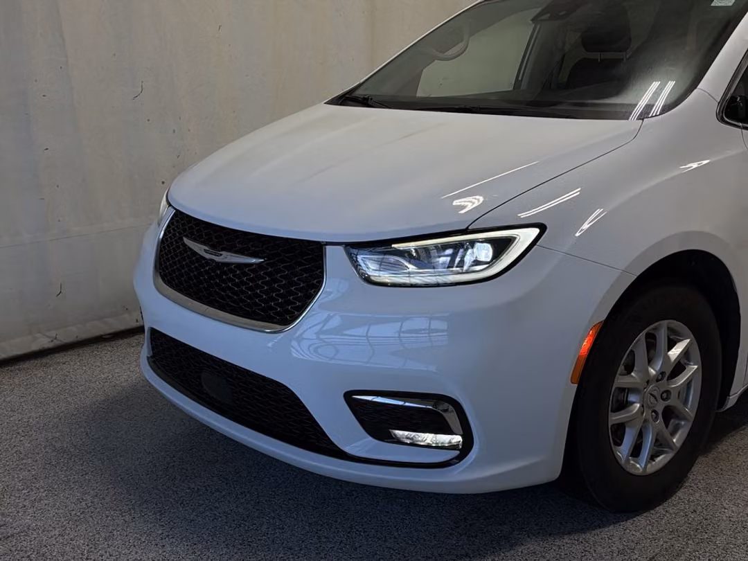 2024 Chrysler Pacifica TouringL - Image 3