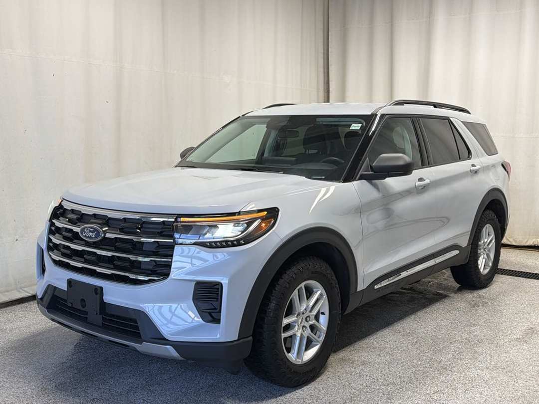 2025 Ford Explorer Active - Image 2