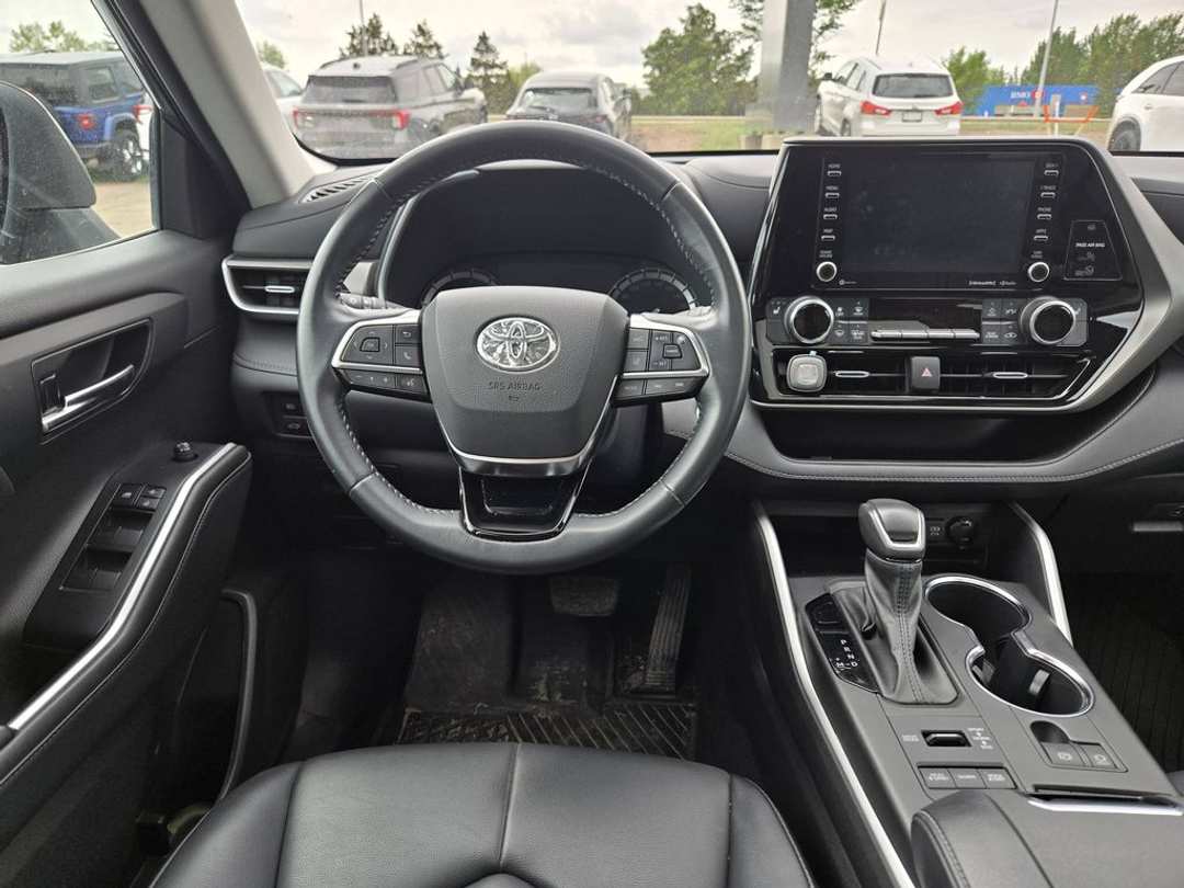 2021 Toyota Highlander XLE - Image 3