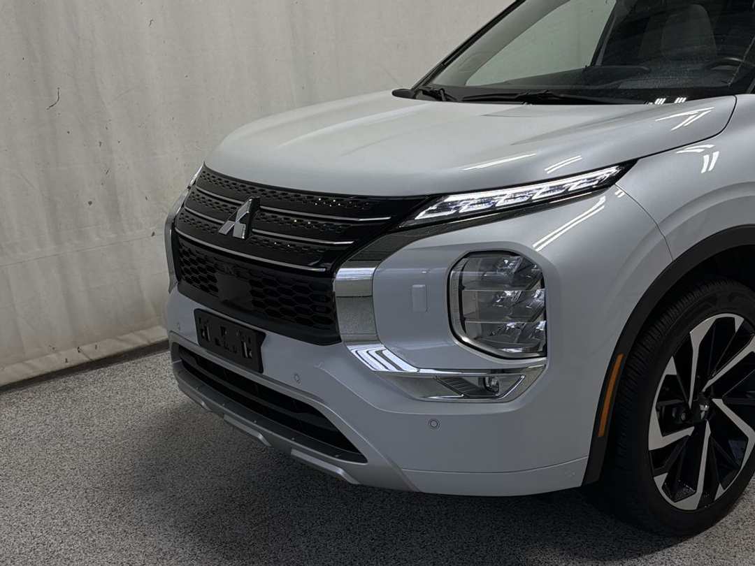 2024 Mitsubishi Outlander GT - Image 3