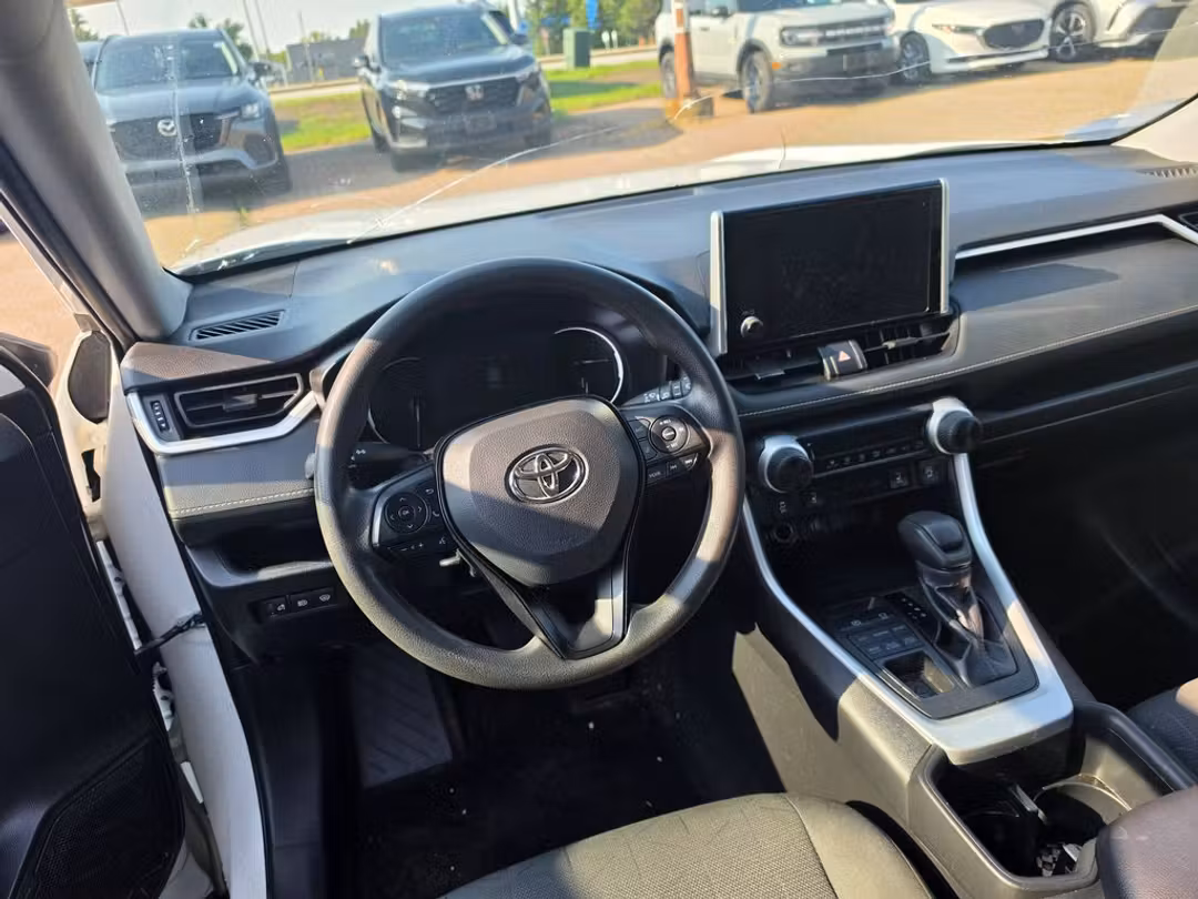 2023 Toyota Rav4 LE - Image 3