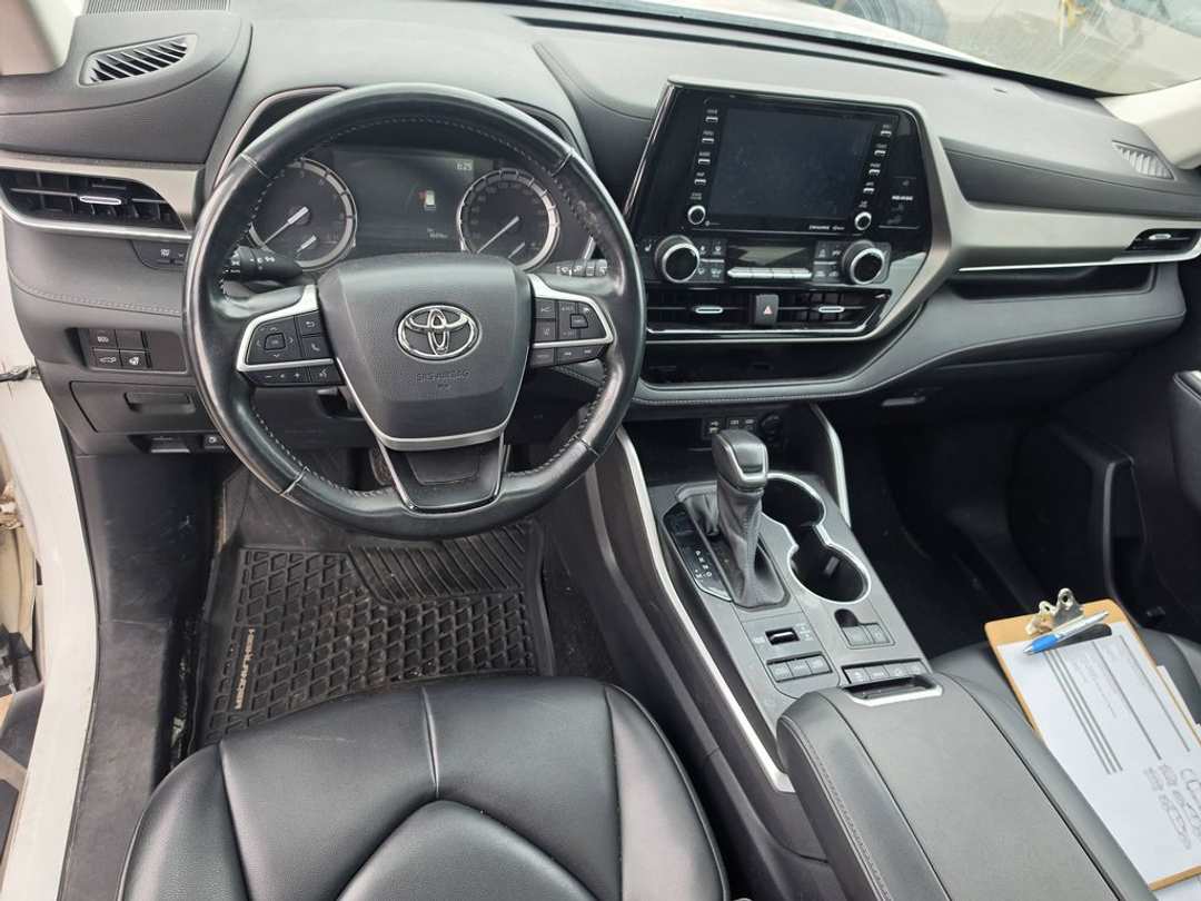 2022 Toyota Highlander XLE - Image 2