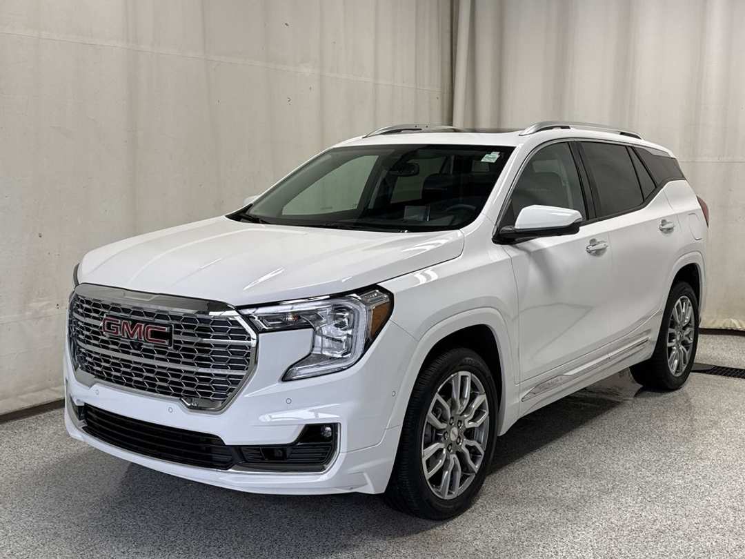 2024 GMC Terrain Denali - Image 2
