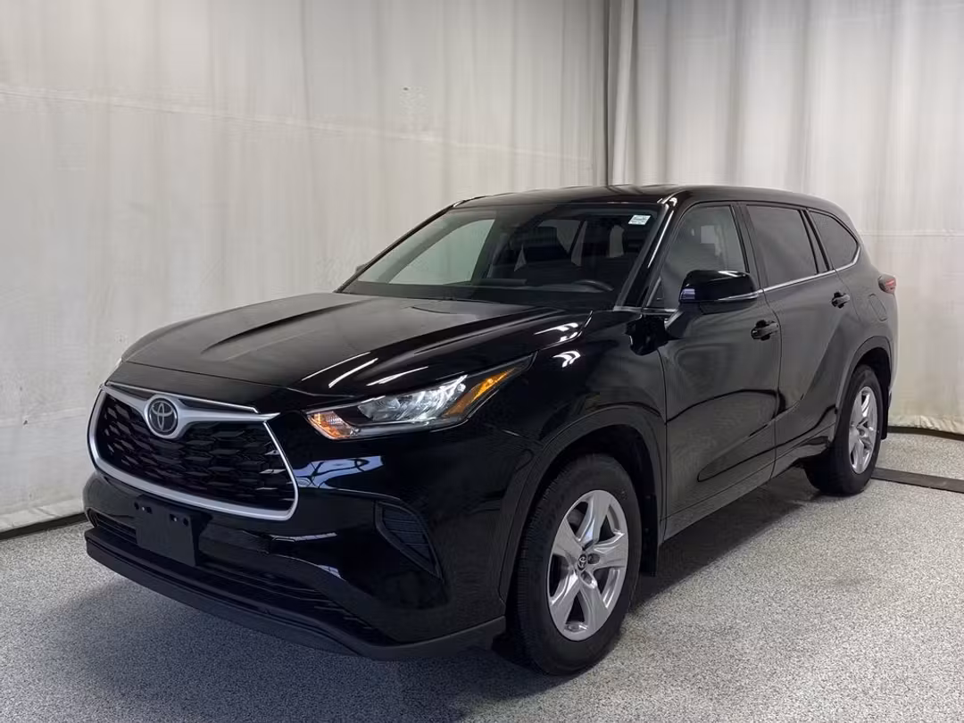 2022 Toyota Highlander LE - Image 2