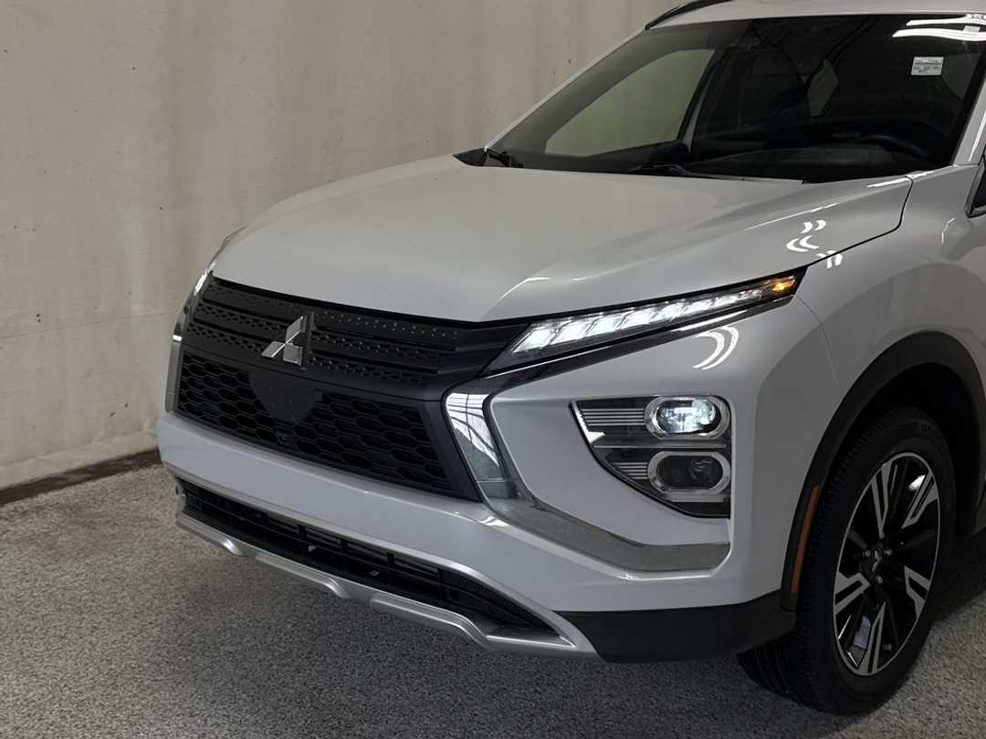 2023 Mitsubishi Eclipse Cross LE - Image 3