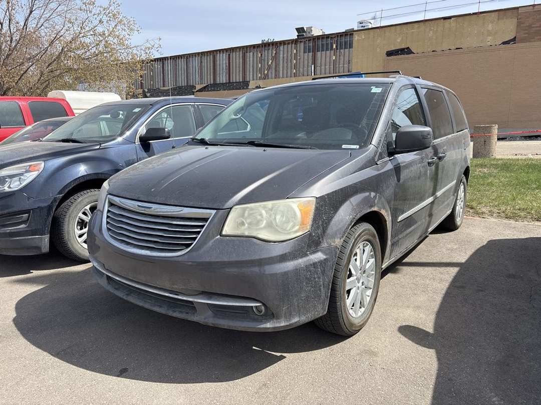 2015 Chrysler Town & Country TOUR - Image 2