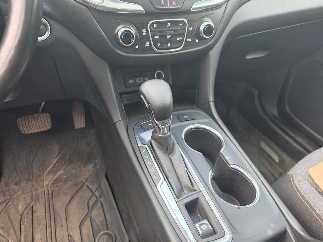 2022 Chevrolet Equinox LT - Image 3