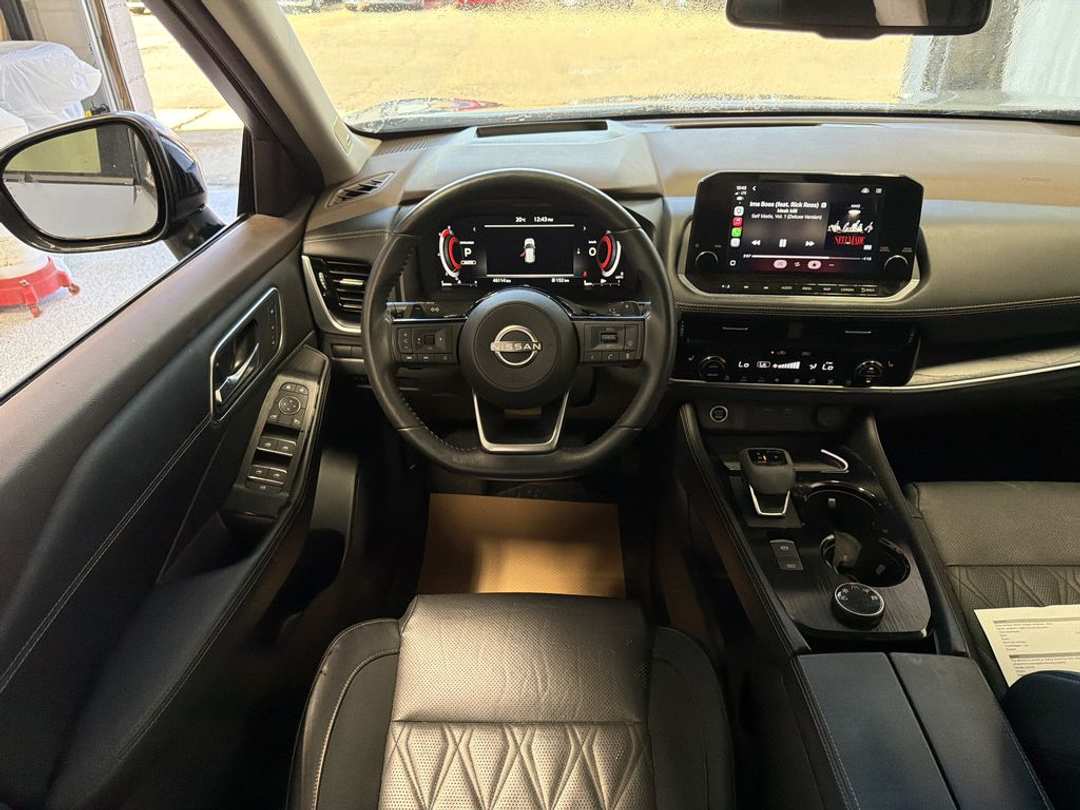 2023 Nissan Rogue PLATINUM - Image 3