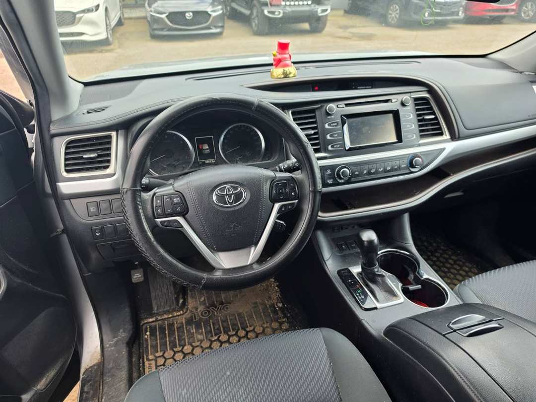 2019 Toyota Highlander LE - Image 3