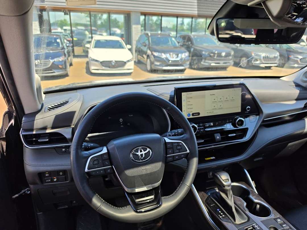 2023 Toyota Highlander LIMITED - Image 3