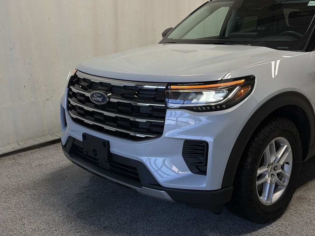 2025 Ford Explorer Active - Image 3