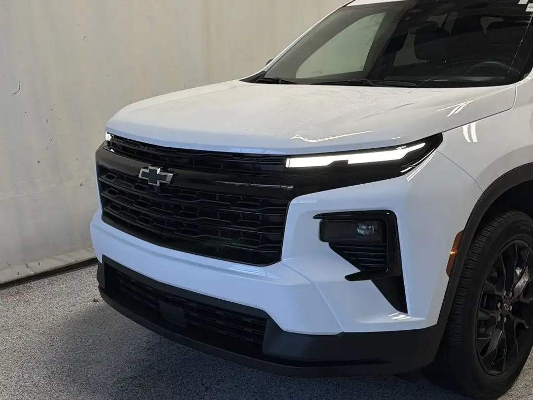 2025 Chevrolet Traverse 2LT Midnight Edition - Image 3