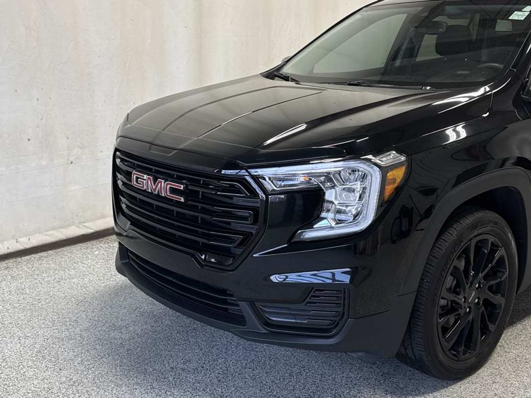 2023 GMC Terrain SLE Elevation - Image 3