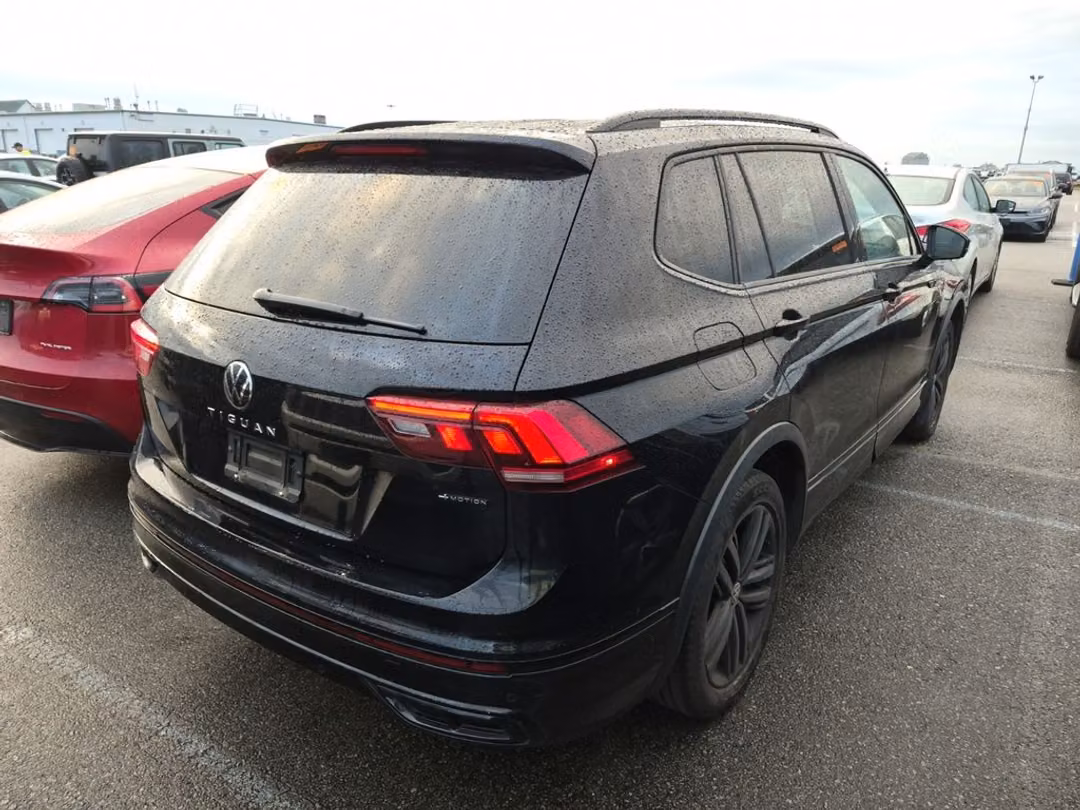 2022 Volkswagen Tiguan Comfortline RLine Black Edition - Image 3