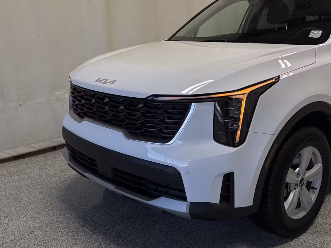 2025 Kia Sorento LX - Image 3