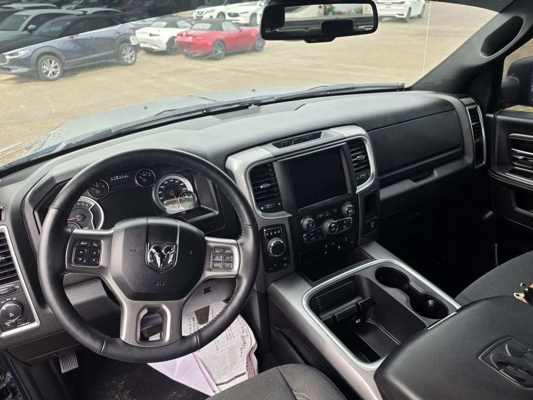 2024 Ram 1500 Classic WARLOCK - Image 3