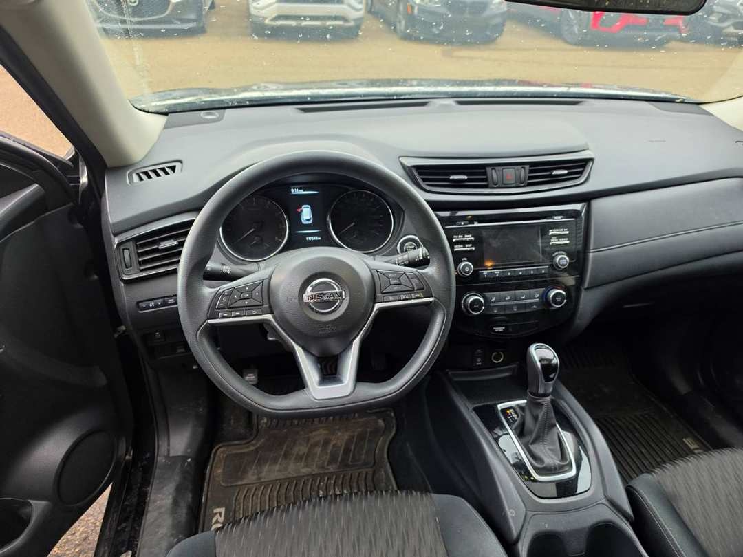 2017 Nissan Rogue SV - Image 3