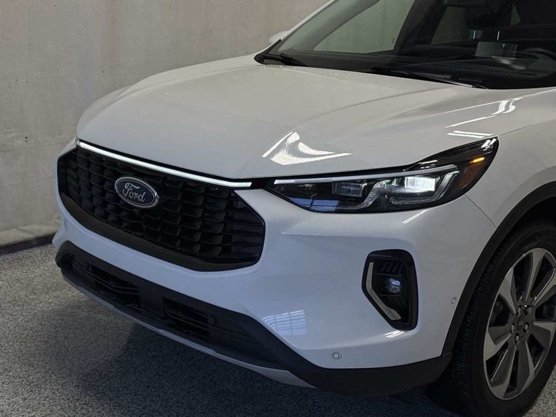 2023 Ford Escape Platinum - Image 3