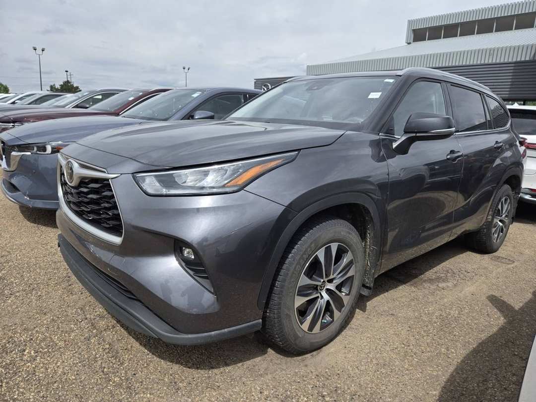 2021 Toyota Highlander XLE - Image 2