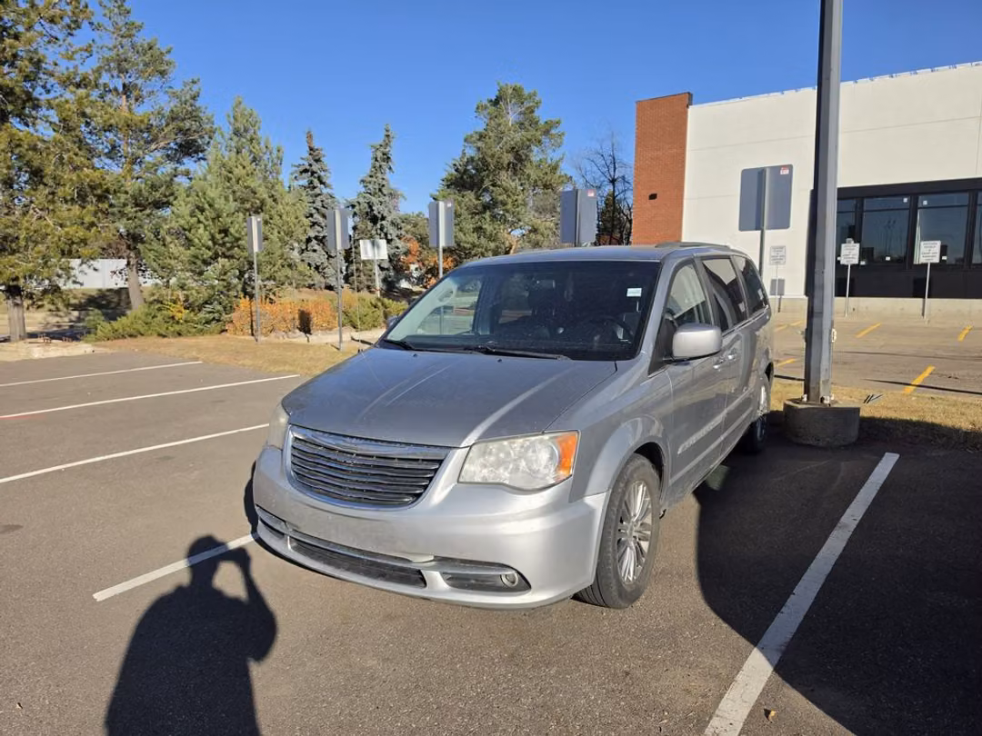 2013 Chrysler Town & Country TOUR - Image 2