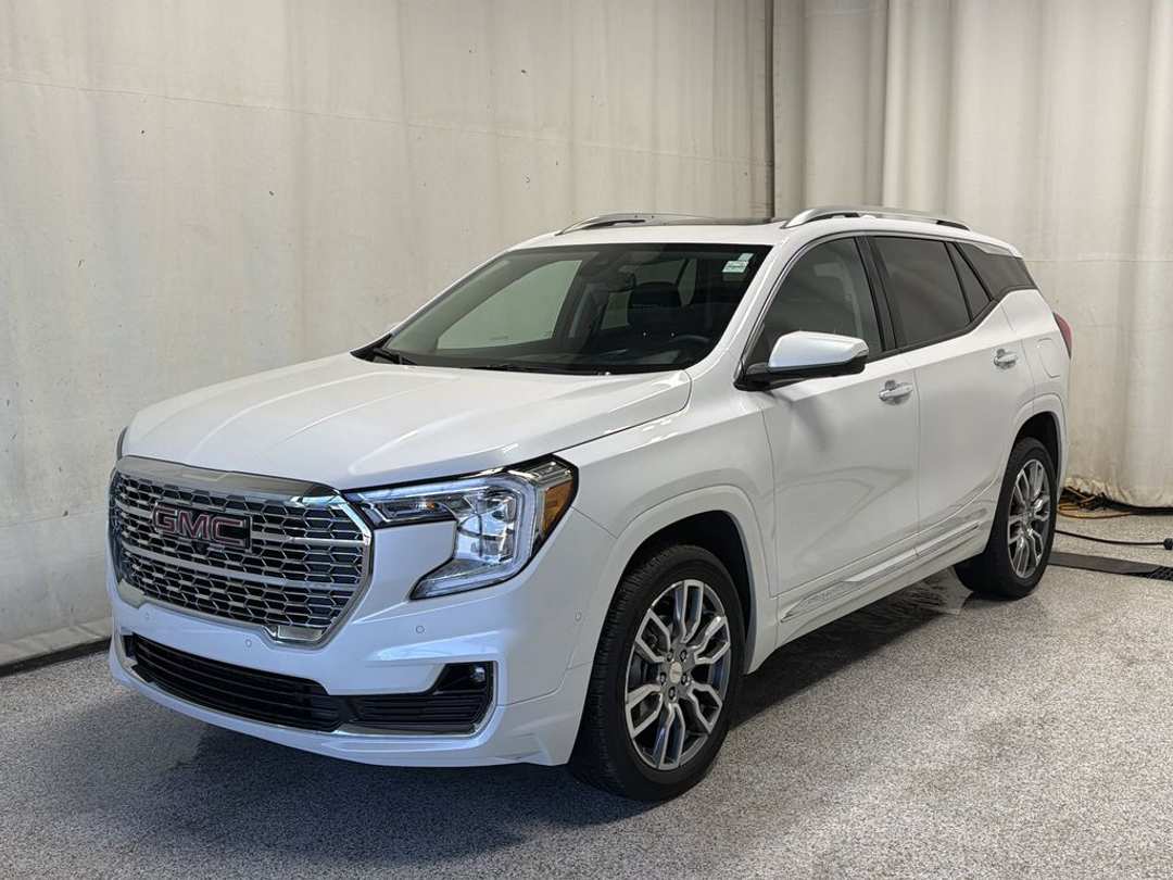 2024 GMC Terrain Denali - Image 2