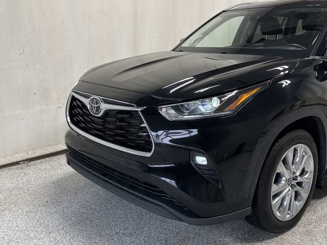 2023 Toyota Highlander Limited - Image 3