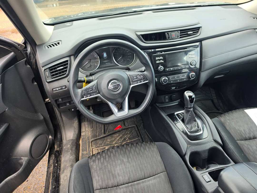 2017 Nissan Rogue SV - Image 3